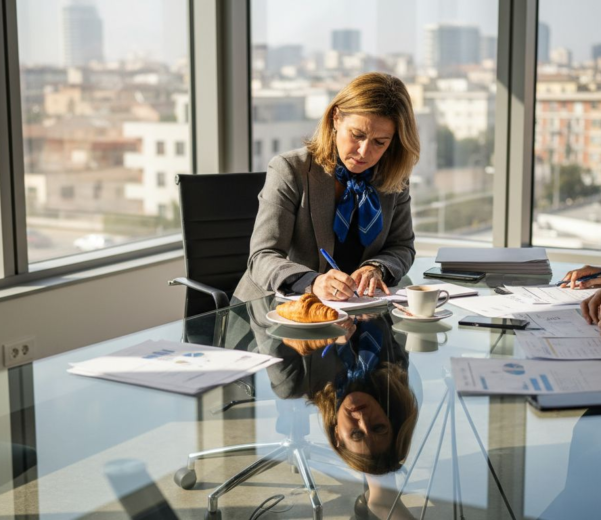 Il team aziendale sta analizzando la documentazione per la certificazione ISO.