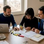 Un gruppo di lavoro esamina insieme la documentazione della checklist ISO in una piccola sala riunioni.