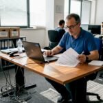 Il responsabile IT controlla la lista di controllo della sicurezza nel suo ufficio.