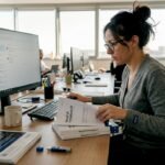 Il responsabile IT sta valutando i materiali dedicati alla sensibilizzazione sulla sicurezza informatica.