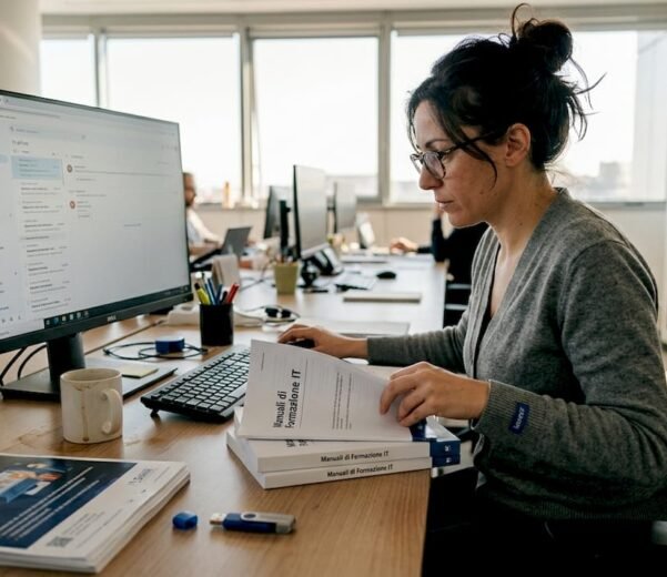 Il responsabile IT sta valutando i materiali dedicati alla sensibilizzazione sulla sicurezza informatica.