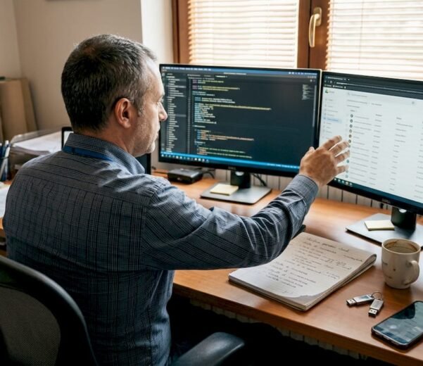 Un esperto informatico verifica le autorizzazioni di accesso ai dati nel cloud.