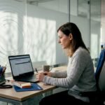 Il responsabile IT controlla i documenti sulla sicurezza nel suo ufficio, seguendo con attenzione ogni dettaglio per garantire la protezione dei dati aziendali.