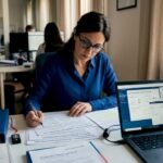 Titolare di una piccola impresa che controlla la conformità alle normative sulla privacy dei dati