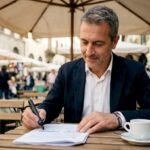 Un imprenditore analizza i documenti e i dati personali archiviati nel cloud.