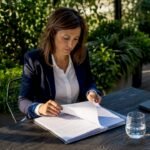 Professionista che analizza e aggiorna le procedure di sicurezza aziendale