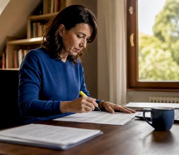 Donna che esamina documenti relativi al GDPR alla propria scrivania