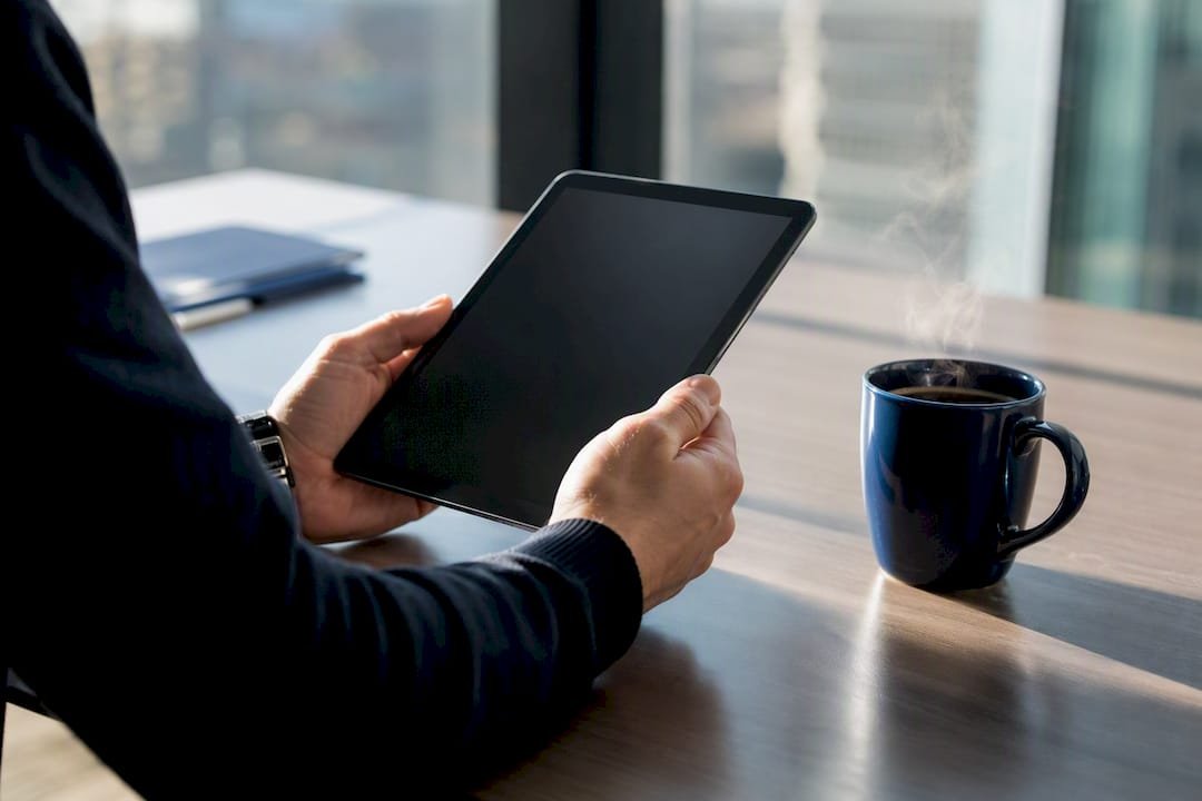 Revisore che organizza l’audit utilizzando un tablet