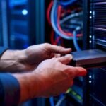 Mani che si collegano a uno spazio di archiviazione cloud esterno