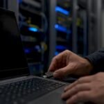 Mani che attivano l'autenticazione a due fattori con un token di sicurezza USB