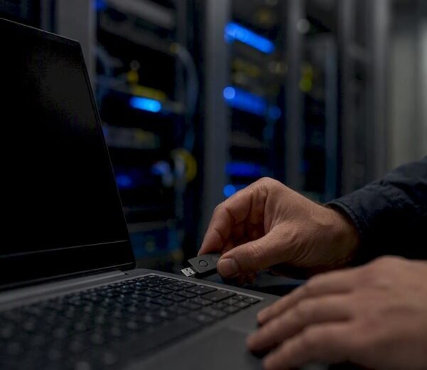 Mani che attivano l'autenticazione a due fattori con un token di sicurezza USB