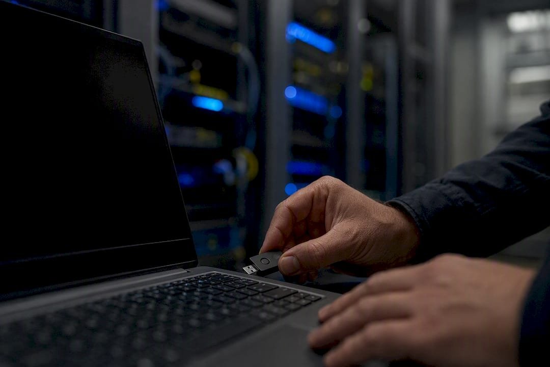 Mani che attivano l'autenticazione a due fattori con un token di sicurezza USB