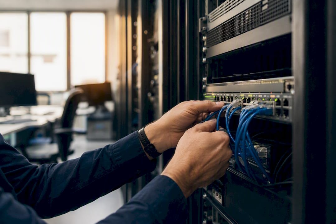 Mani che configurano dispositivi per la sicurezza di rete