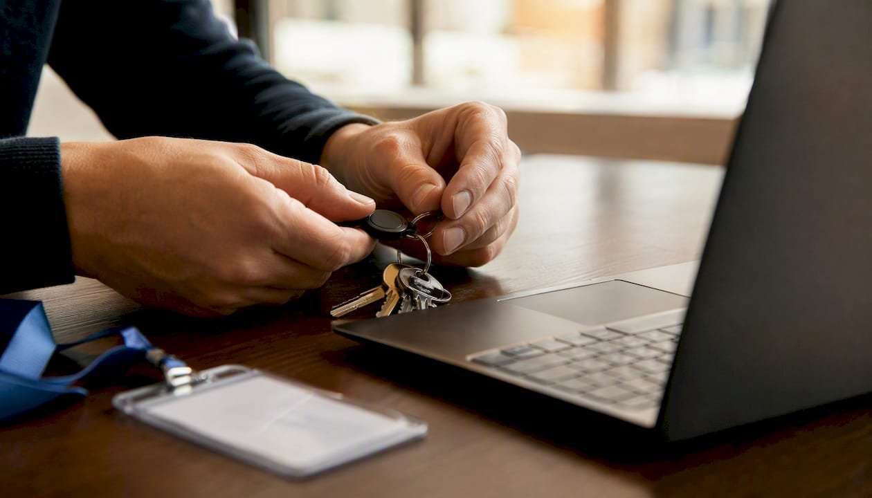 Mani che estraggono token di accesso dal portachiavi