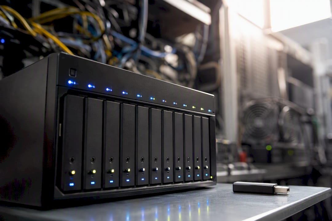 Primo piano su hardware di backup e chiave di crittografia
