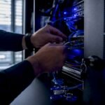 Mani che configurano apparecchiature di sicurezza nella sala server