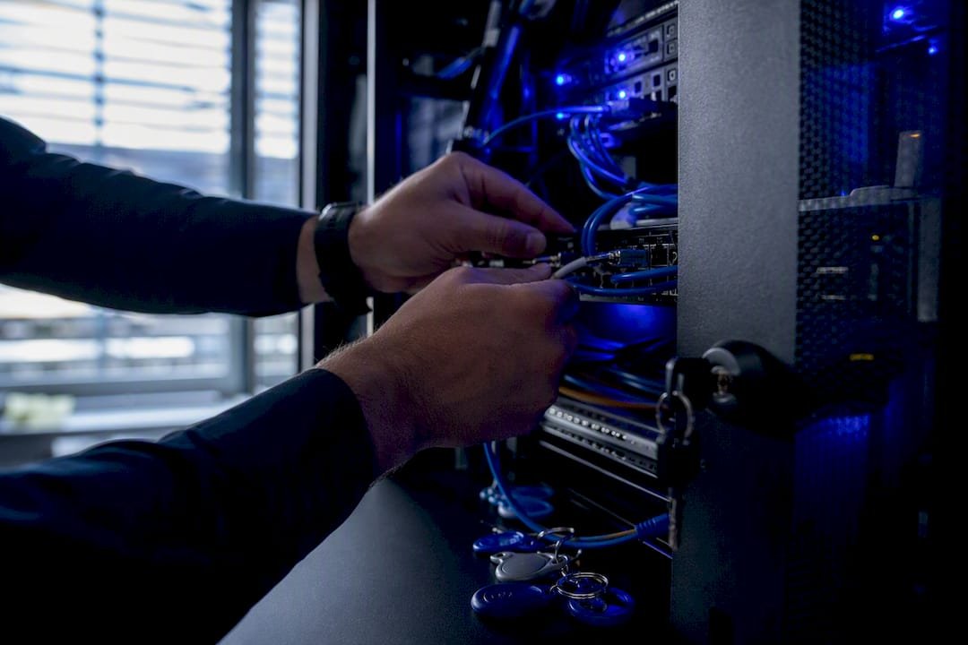 Mani che configurano apparecchiature di sicurezza nella sala server