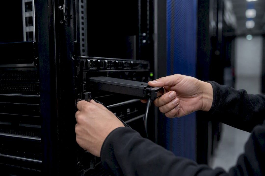 Mani che scollegano un disco di backup per un test di ripristino