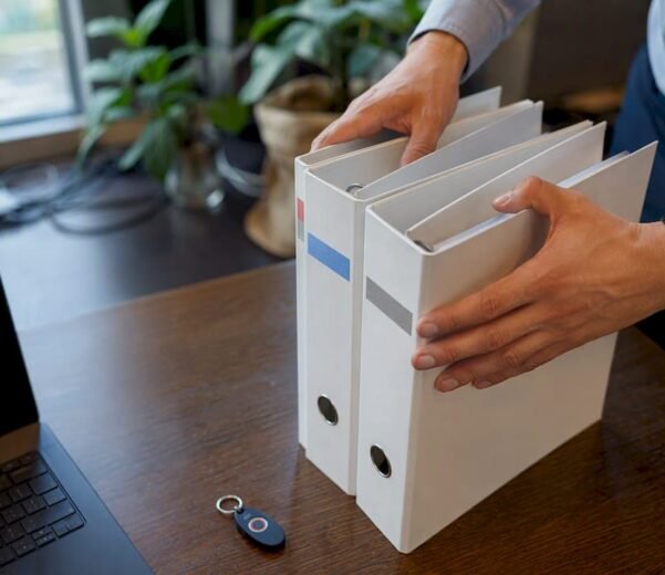 Mani che sistemano cartelle con token di sicurezza