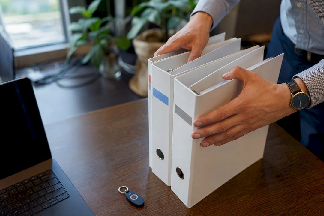 Mani che sistemano cartelle con token di sicurezza
