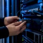 Mani all'opera mentre installano dispositivi di sicurezza all'interno di un rack server