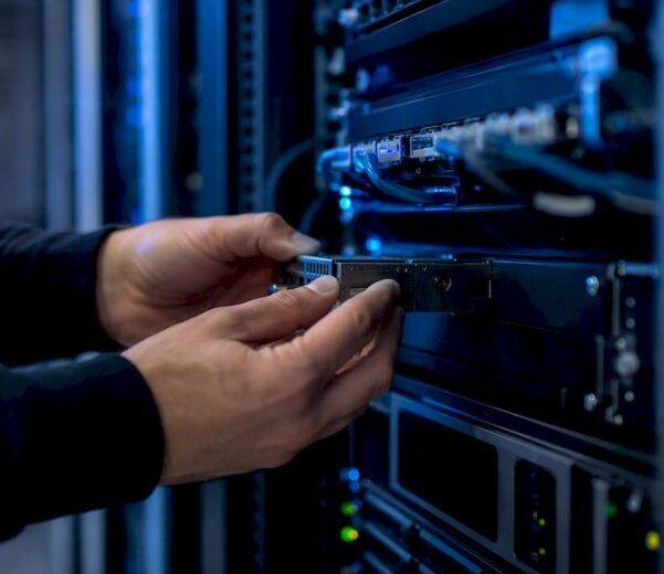 Mani all'opera mentre installano dispositivi di sicurezza all'interno di un rack server